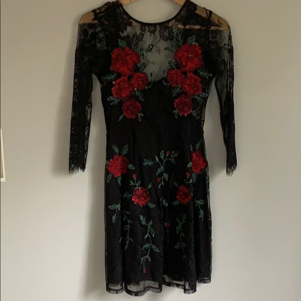 Express lace dress with floral details
